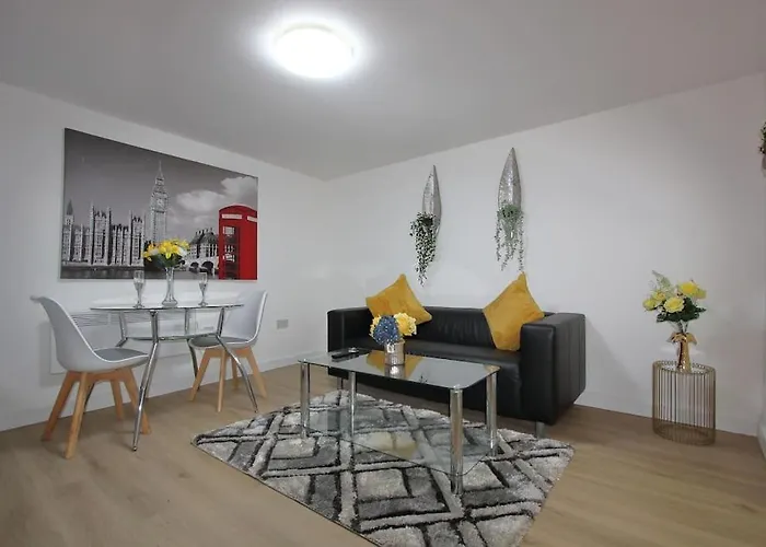 Oasis, Central Self Contained Flat By Cozynest