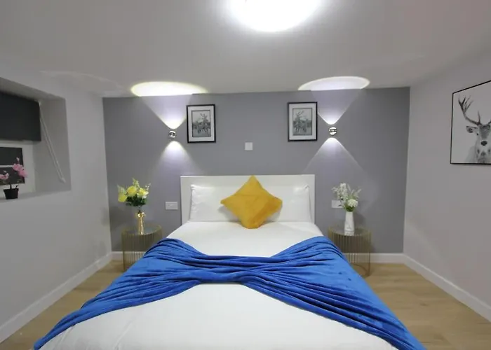 Oasis, Central Self Contained Flat By Cozynest