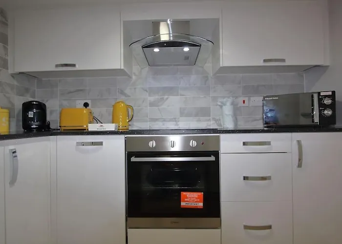 Oasis, Central Self Contained Flat By Cozynest